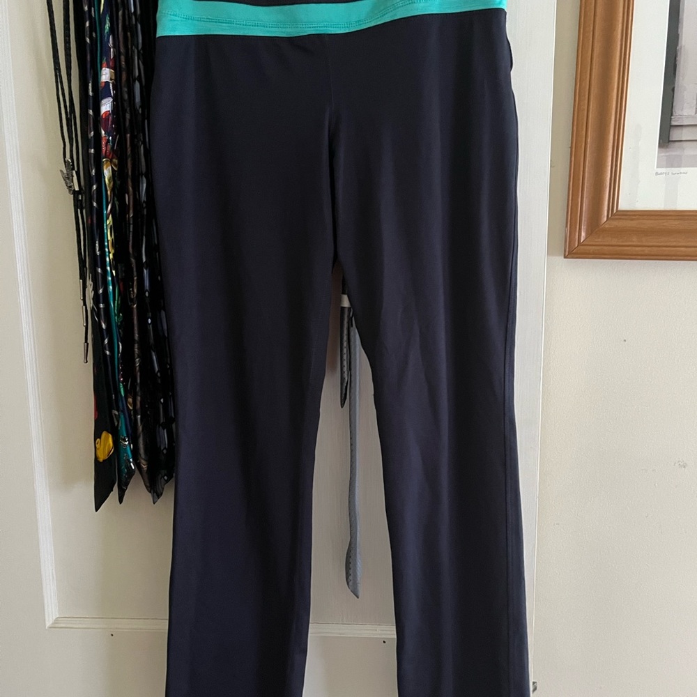 Black yoga pants.